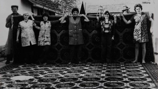 40 szövőszéken kezdték (forrás: behir.hu)