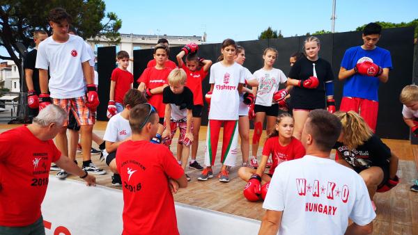 Készülnek a versenyekre a fiatalok az olaszországi kick-box világbajnokságon. Fotó: egyesület