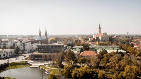 A békéscsabai Csabagyöngye Kulturális Központ (fotó: Csabagyöngye Facebook oldala) 
