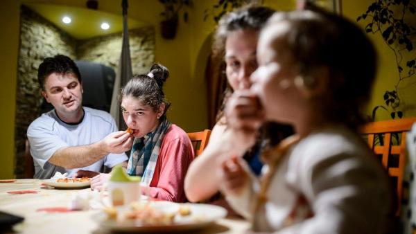 Lili a családjával vacsorázik az otthonukban, Karancskesziben 2015. március 26-án. MTI Fotó: Komka Péter