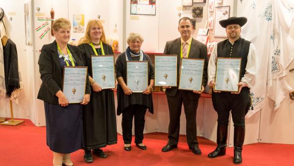 A képen balról jobbra:
Lukács Eszter, Dávidné Gyarmati Zsuzsanna, Kocsor Imréné, Pallér Sándor, Szőke Péter János. Fotó: BMKIK