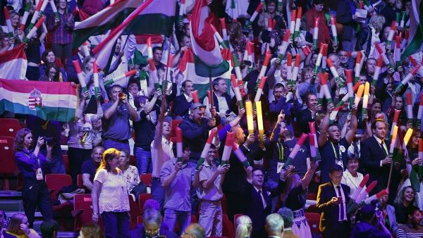 Magyar zászlókat lengető közönség a 2018-as szakmák Európa-bajnoksága záróünnepségén a Papp László Budapest Sportarénában (MTI fotó: Szigetváry Zsolt)