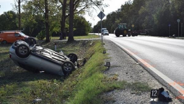 Kondoros külterületén egy mezőgazdasági vontató vezetője egy mellékútról úgy kanyarodott ki a 44-es számú főútra, hogy nem biztosított elsőbbséget a főúton közlekedő személygépkocsinak és összeütköztek (fotó: police.hu) 