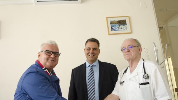 A képen dr. Duray Gergő (k) főigazgató és dr. Hudák János (j) belgyógyászati osztályvezető főorvos köszöni meg az adományt Zvara Róbertnek.
Fotó: Melega Krisztián/Orosházi Kórház