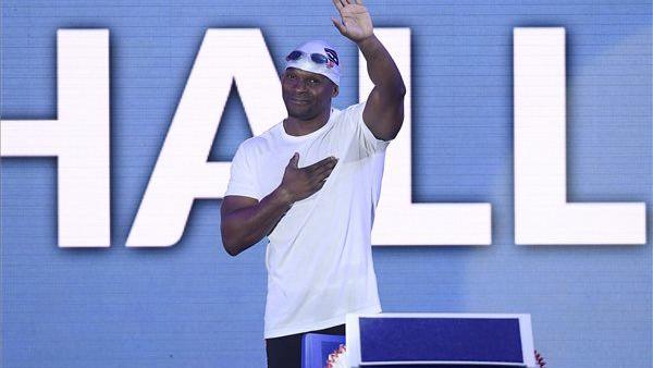 A budapesti úszó világkupa első napjának zárásaként rendezett „Angolnafutamon” magyar sportolók hívták ki a sydney-i olimpia „hősét”, az egyenlítői-guineai Eric Moussambanit. Fotó: MTI / Kovács Tamás