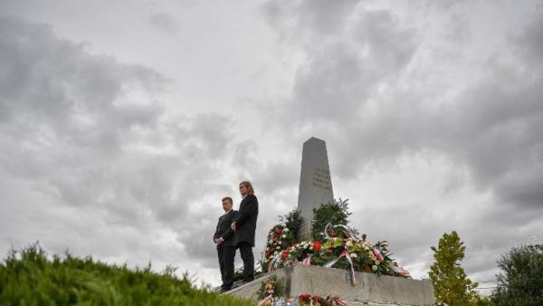 Az aradi vértanúk kivégzésének 168. évfordulója alkalmából tartott megemlékezés résztvevői Aradon, a vesztőhelyi obeliszknél a nemzeti gyásznapon, 2017. október 6-án. (MTI Fotó: Czeglédi Zsolt)