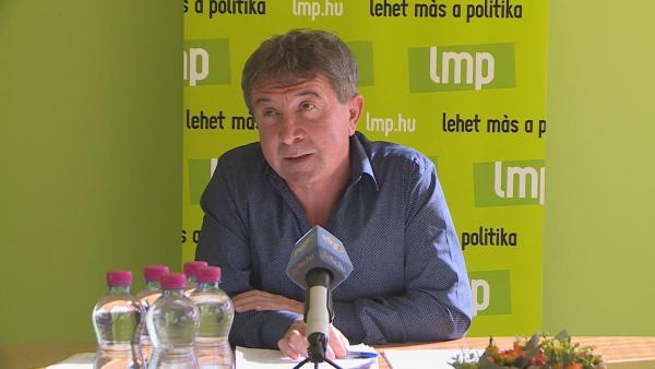 Takács Péter, az LMP képviselője az októberi közgyűlést értékelő sajtótájékoztatón 2018.10.24.-én. Fotó: Tóth Áron