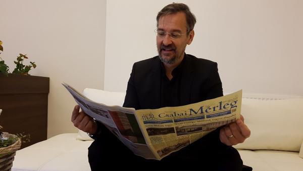 Kutyej Pál igazgató lelkész a szerkesztőségben lapozta át a legújabb Csabai Mérleget (fotó: Kovács Dénes)
