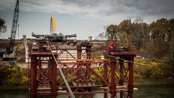 Megkezdték az M44-es gyorsforgalmi út Körös-hídjának betolását. Fotó: NIF