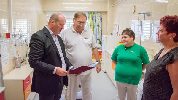 Kása István, dr. Baji Sándor főorvos és a gyermekosztály dolgozói. Fotó: Facebook