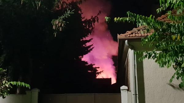 Tűz ütött ki Gyulán egy melléképületben. Olvasói fotó: Á.M.