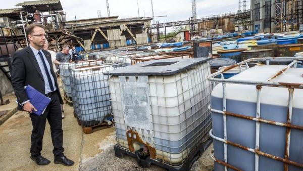 Tarnai Richárd, a Pest megyei kormánymegbízott a Budapesti Vegyimûvek Zrt. Illatos úti telephelyén 2015. április 30-án. A kormánymegbízott a helyszínen tartott sajtótájékoztatón bejelentette, hogy még ezen a napon megkezdhetik mintegy ezer hordó veszélyes