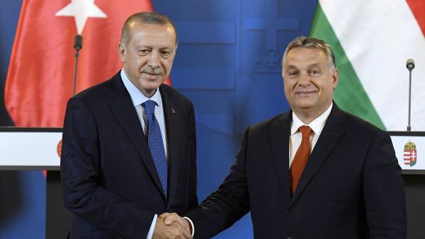 Recep Tayyip Erdogan török elnök (b) és Orbán Viktor miniszterelnök (MTI fotó: Koszticsák Szilárd)
