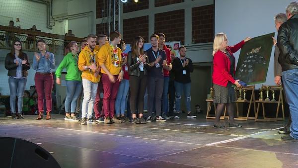 A kitüntetettek: a Békéscsabai Diákönkormányzat tagjai (b) és Kutyejné Ablonczy Katalin