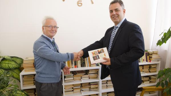 A képen dr. Duray Gergő főigazgató köszöni meg a könyvadományt Gubár Istvánnak.
Fotó: Melega Krisztián/Orosházi Kórház