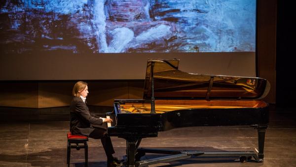 Tóth Péter zongoraművész a Csabagyöngye Kulturális Központban egy korábbi hangversenyén