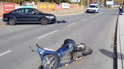 Békéscsabán, a Szerdahelyi utcában egy személygépkocsi motorkerékpárossal ütközött (fotó: police.hu) 