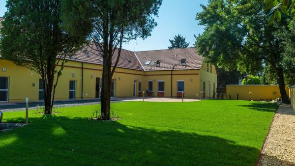 A kép jobb oldalán található nyílra kattintva tekintheti meg a Szivárvány Nyugdíjas Apartmanház galériáját