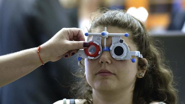 Budapest, 2018. október 15.
Egy kislány látását vizsgálják a látás hónapja alkalmából a Fõvárosi Sztehlo Gábor Gyermekotthon és Fogyatékosokat Befogadó Otthonban 2018.október 15-én. A Magyar Látszerész Szövetség egész napos ingyenes szûrõvizsgálatára több