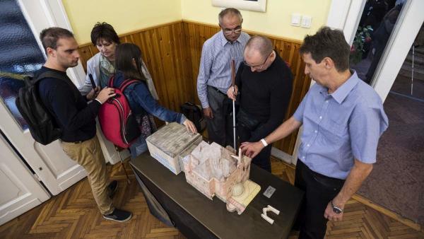 Budapest, 2018. október 15.
Érdeklõdõk megtapintják a székház makettjét a Magyar Vakok és Gyengénlátók Országos Szövetsége (MVGYOSZ) megalakulásának 100. évfordulója alkalmából rendezett ünnepségen az MVGYOSZ Hermina úti székházában a fehér bot nemzetközi