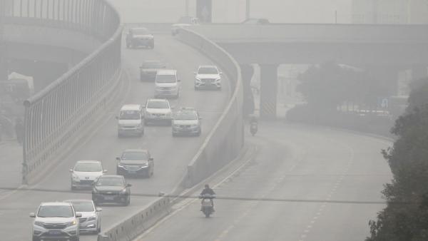 Cars driving past are seen vaguely in heavy smog or haze in Zhengzhou city, central China's Henan province, 16 January 2018.

From January 12 to 17, parts of the Beijing-Tianjin-Hebei region, Shanxi, Shandong and Henan cities were hit by severe air pollut