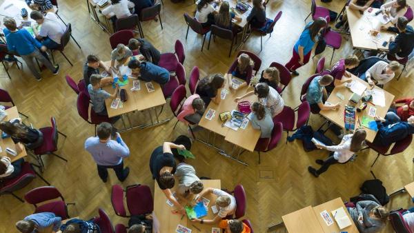 Budapest, 2018. szeptember 25.
A Világ legnagyobb tanórája elnevezésû rendezvény a Fasori Evangélikus Gimnáziumban 2018. szeptember 25-én. A tanórát az ENSZ szakértõi által írt és javasolt óravázlat alapján tartották.
MTI Fotó: Mohai Balázs