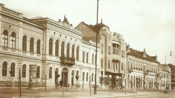 A városháza épülete egy képeslapfotón 1930 körül