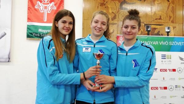 Az ezüstös lányok: Petri Renáta, Dékány Kinga és Kazár Dóra (balról jobbra, fotó: Alföld Vívó Akadémia)