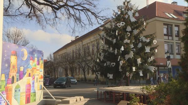 Hófehér angyalok és életnagyságú betlehemi alakok – már adventi díszben pompáznak Gyula közterei. Fotó: Kugyelka Attila