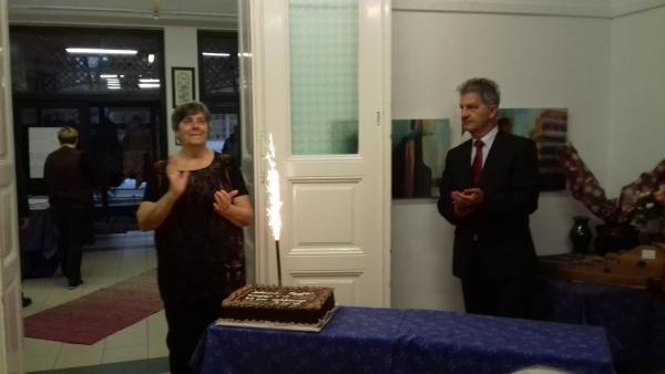 Krajcsovics Mihályné, a klub elnöke és Szarvas Péter polgármester a születésnapi tortával - a kép jobb oldalán található nyíllal lapozhat galériánkban