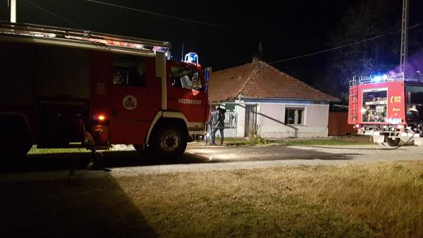 Kigyulladt egy melléképület Békésen. Fotó: Kovács Dénes