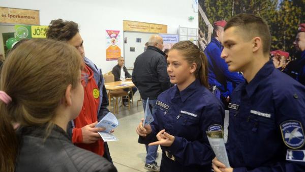 Toborzás a pályaválasztási vásáron, Békéscsabán, 2018.11.14-én. Fotó: police.hu