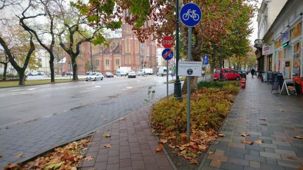 Ha nem is a világ, de Békéscsaba legkisebb kerékpárútja mellett most egy tábla hirdeti annak méreteit. Fotó: behir.hu