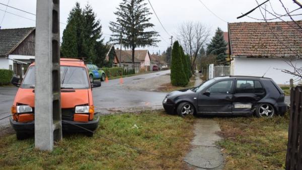 Dobozon csütörtökön összeütközött egy személygépkocsi és egy kisteherautó (fotó: police.hu)