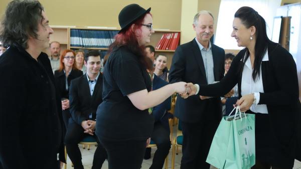 A díjatottak Krizsán Anettől veszik át a nyereményt. Fotó: Békés Megyei Kormányhivatal