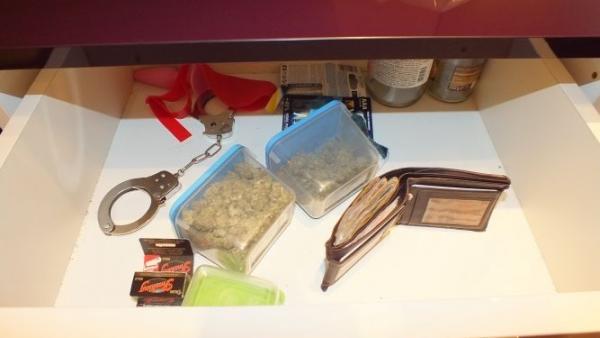 Többek közt ezeket találták a marihuánát árusító férfinál. Fotó: police.hu