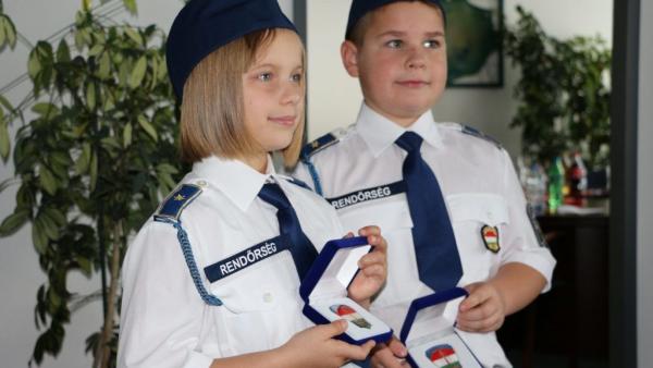 A gyerekek rendőrnek is állhattak tavaly. Forrás: UNICEF