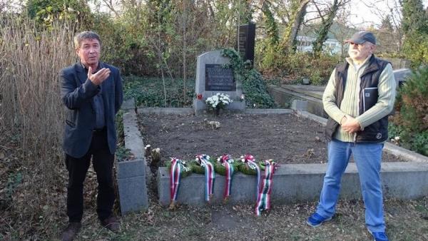 Megemlékezés Korosy László sírjánál - a kép jobb oldalára kattintva lapozhat a galériáéban (fotó: Lencsési Közösségi Ház)