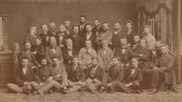 A fényképen Haán Lajos (a kép jobb oldalán, karba tett kézzel) és a Társulat gyűlésének résztvevői szerepelnek