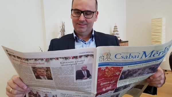 Kozma Zoltán klinikai szakpszichológus, igazságügyi szakértő is fellapozta a legfrissebb Csabai Mérleget. Fotó: Bucsai Ákos