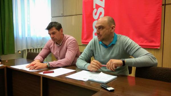 Miklós Attila és Fülöp Csaba MSZP-s önkormányzati képviselők 2018.12.14-én, a közgyűlést értékelő sajtótájékoztatón. Fotó: Ujházi György