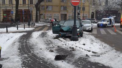 Békéscsabán, a Szent István térnél történt baleset (fotó: police.hu)