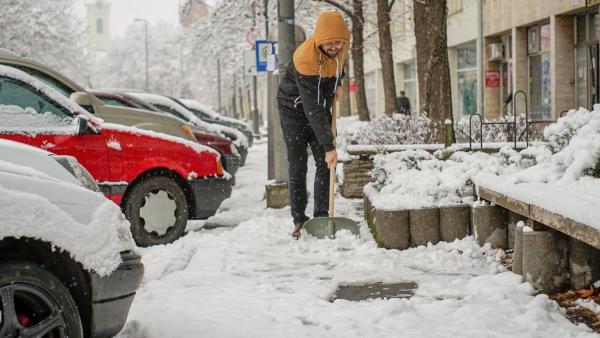 Kollégánk havat lapátol a Szabadság téren 2018.12.15.-én. Fotó: behir.hu/Varga Diána