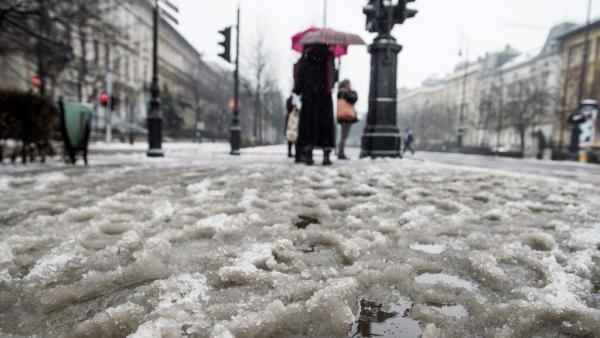 Ónos eső. MTI Fotó: Balogh Zoltán)