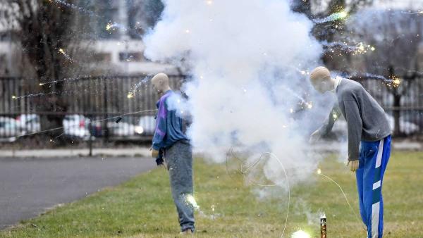 Pirotechnikai rakéta talál el egy bábút a pirotechnikai eszközök használatának és a szilveszterrel kapcsolatos veszélyekrõl tartott sajtótájékoztató utáni bemutatón a fõváros IX. kerületében, a Rendõrségi Oktatási és Kiképzõ Központ Rendõrségi Szabadidõ- 