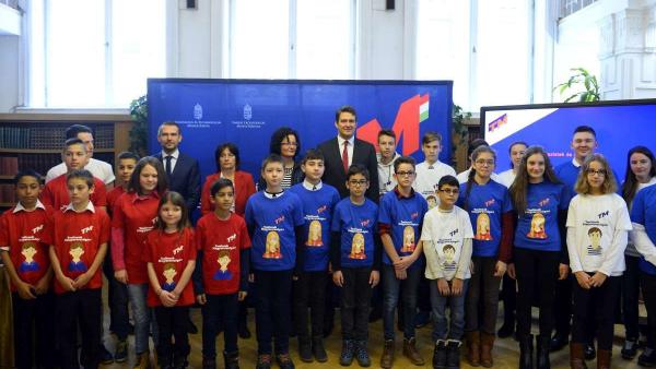 Gulyás Tibor, a Hallgatói Önkormányzatok Országos Konferenciájának elnöke, Hajnal Gabriella, a Klebelsberg Központ elnöke, Horváth Zita, az Emberi Erõforrások Minisztériumának felsõoktatásért felelõs helyettes államtitkára és György László, az Innovációs 