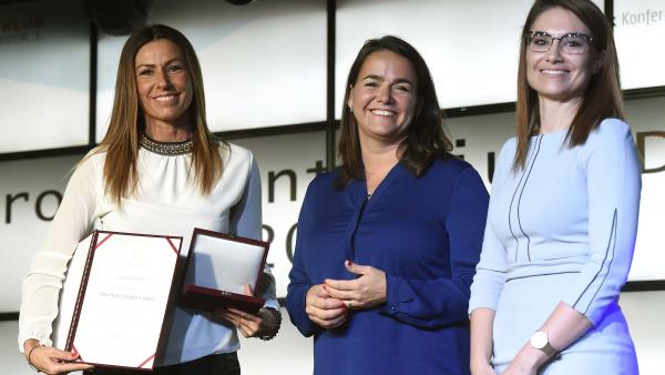 Novák Katalin, az Emberi Erõforrások Minisztériumának család- és ifjúságügyért felelõs államtitkára (k) és Illés Boglárka ifjúságpolitikáért és esélyteremtésért felelõs helyettes államtitkár (j) átadja az önkéntes tevékenység társadalmi elismerése céljábó