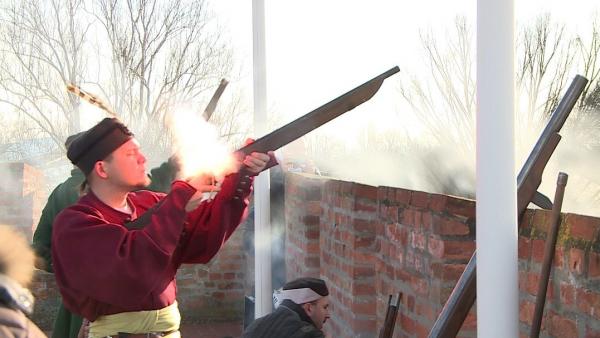 A Közép-Európa egyetlen megmaradt gótikus tégla váráról január 1-én, délben a hagyományőrzők adtak le sortüzet az újév és az egykori várvédők tiszteletére. Fotó: Kugyelka Attila