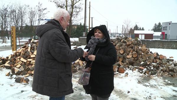 Herczeg Tamás országgyűlési képviselő tűzifa utalványokat ad át Varga Évának, a Családsegítő és Gyermekjóléti Központ vezetőjének Fotó: Ujházi György