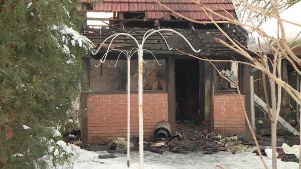 Tűz ütött ki egy nyári konyhában Szabadkígyóson, egy ember életét vesztette. Fotó: behir.hu/Kovács Dénes